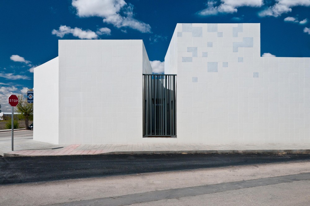 Police Station of Manzanares / Estudio Lamazeta