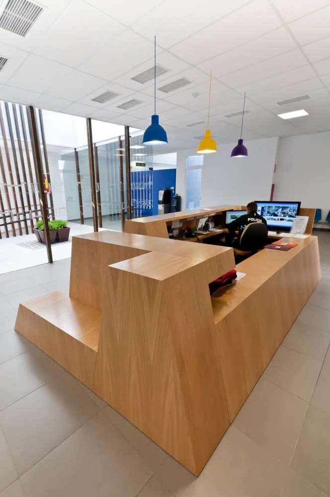 Police Station of Manzanares / Estudio Lamazeta