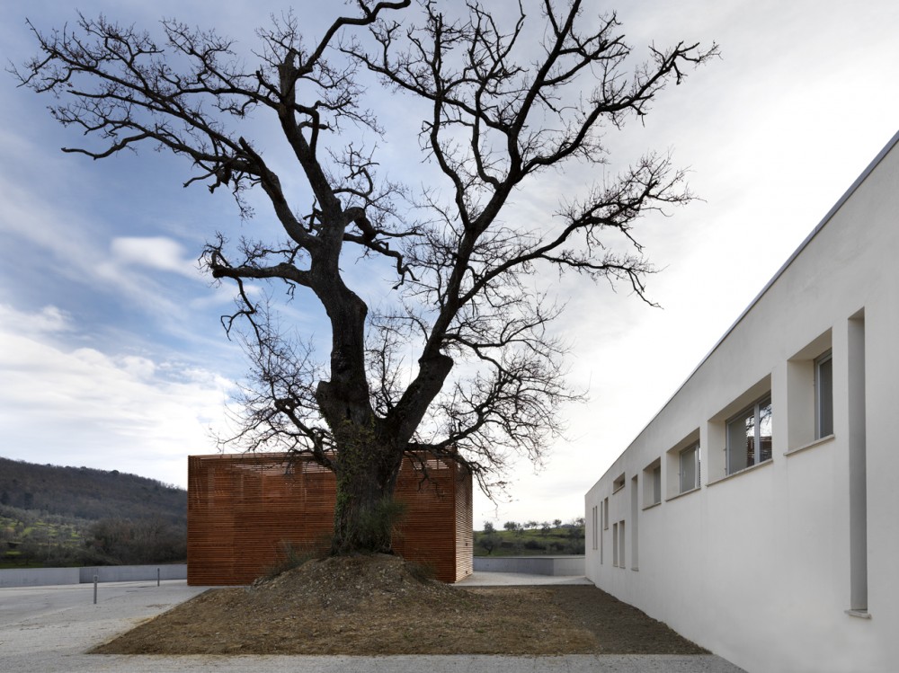 Health Centre and Houses for Elderly People / IPOSTUDIO Architects
