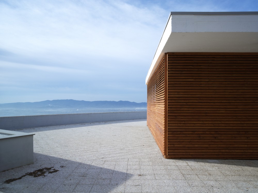 Health Centre and Houses for Elderly People / IPOSTUDIO Architects