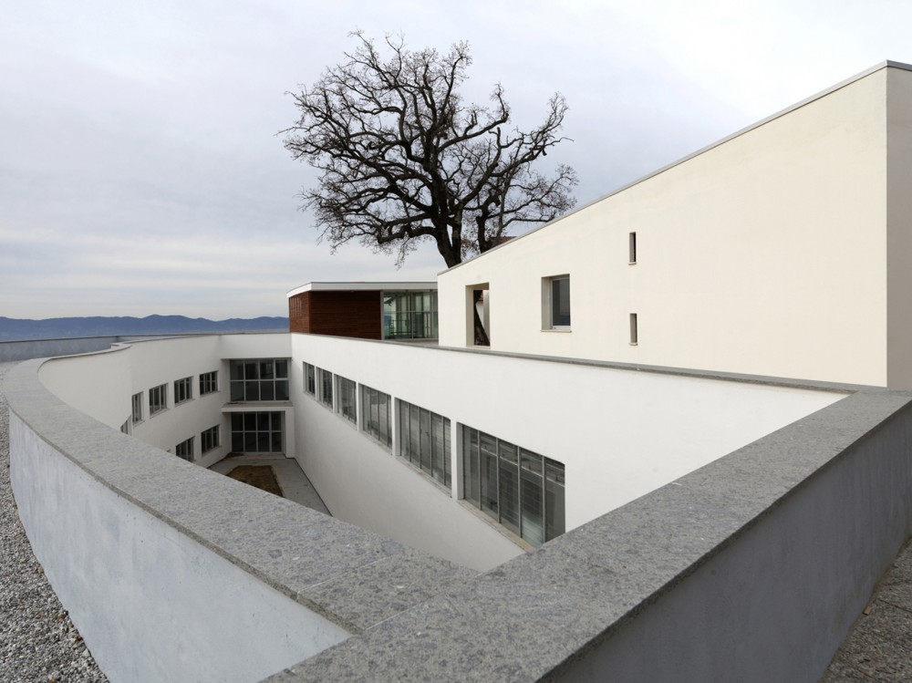 Health Centre and Houses for Elderly People / IPOSTUDIO Architects