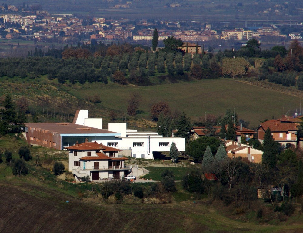 Residence with Sanitary Assistance / IPOSTUDIO Architects