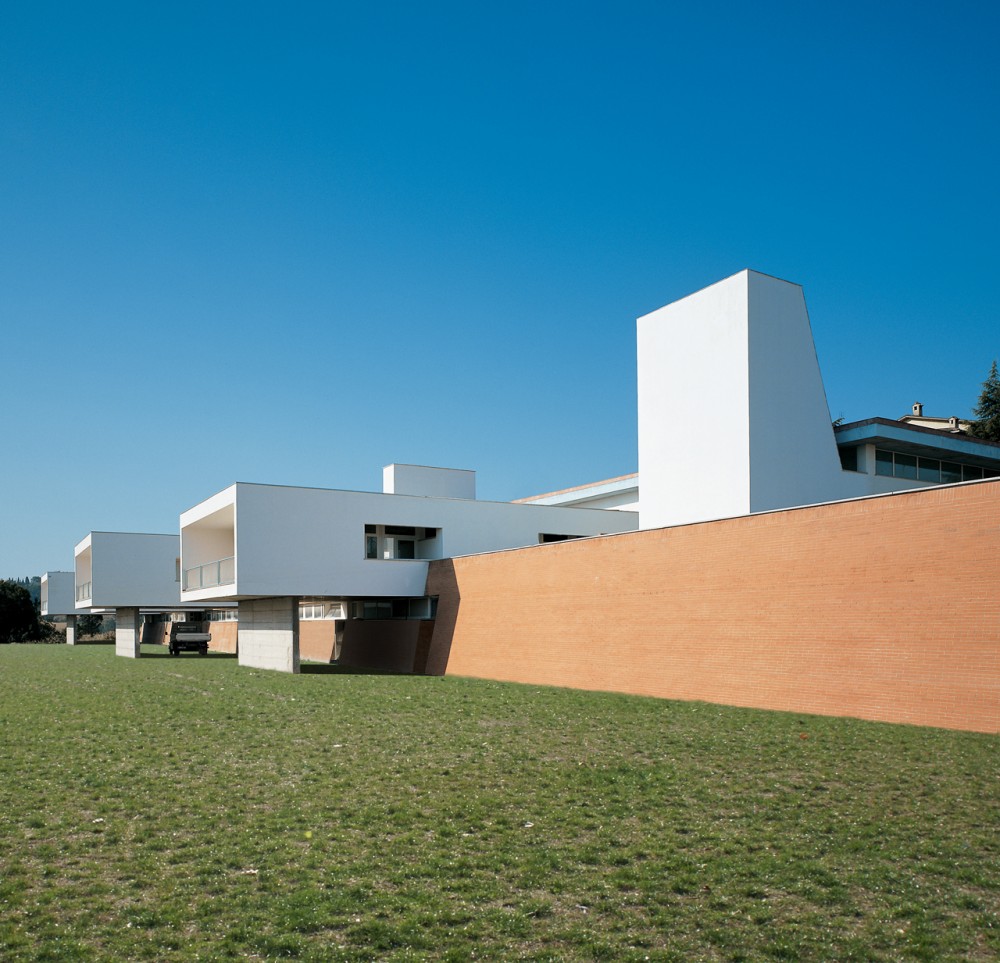 Residence with Sanitary Assistance / IPOSTUDIO Architects