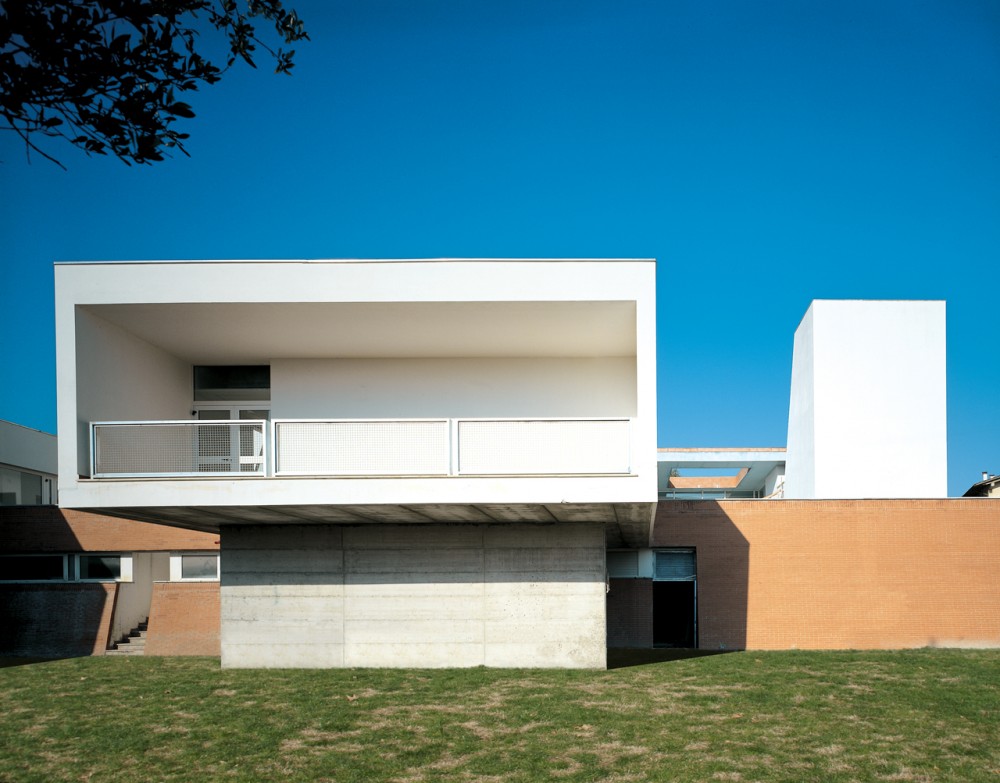 Residence with Sanitary Assistance / IPOSTUDIO Architects