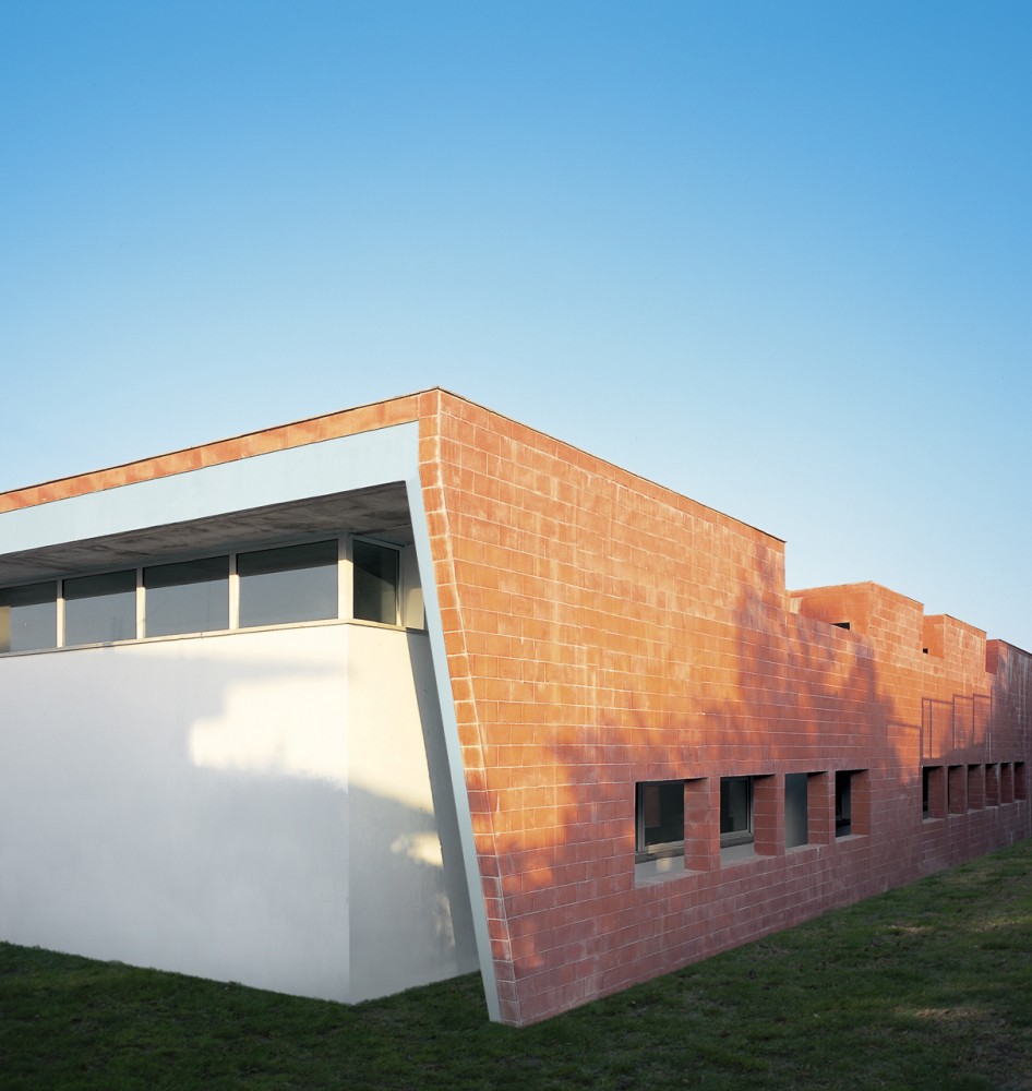 Residence with Sanitary Assistance / IPOSTUDIO Architects