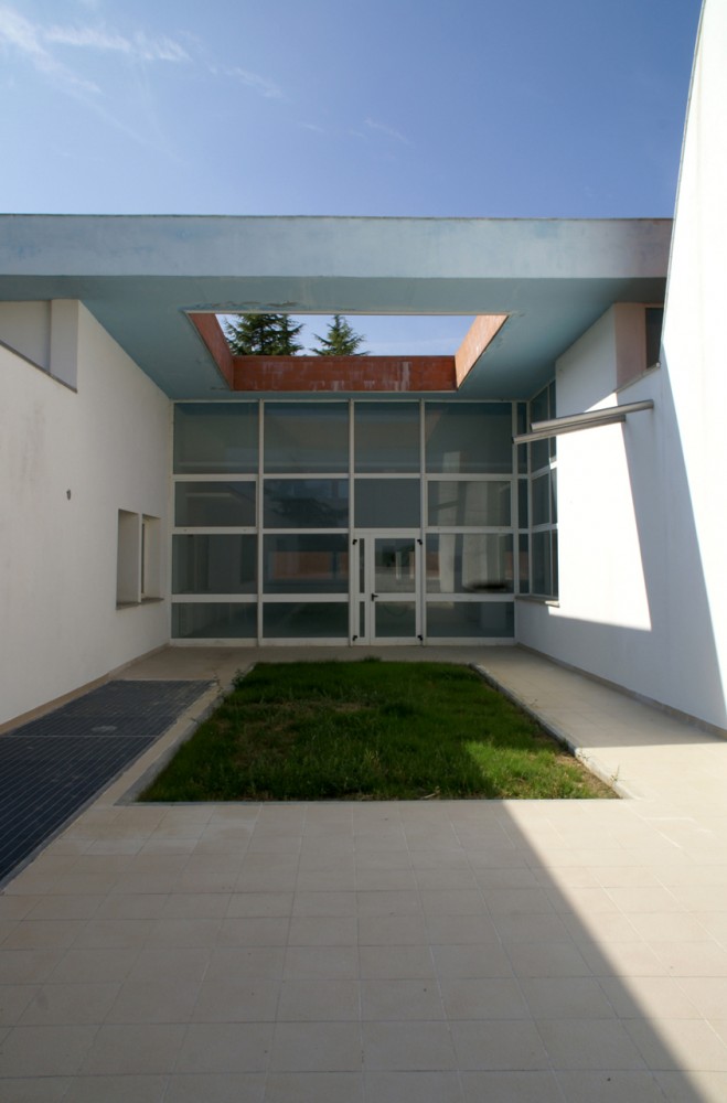 Residence with Sanitary Assistance / IPOSTUDIO Architects