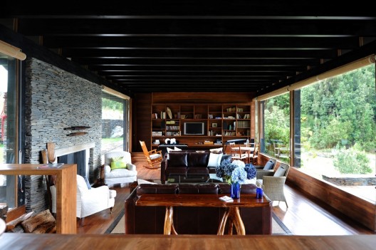 House at lake Rupanco / Izquierdo Lehmann