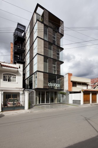 Edificio 03 98 / Espinoza Carvajal Arquitectos