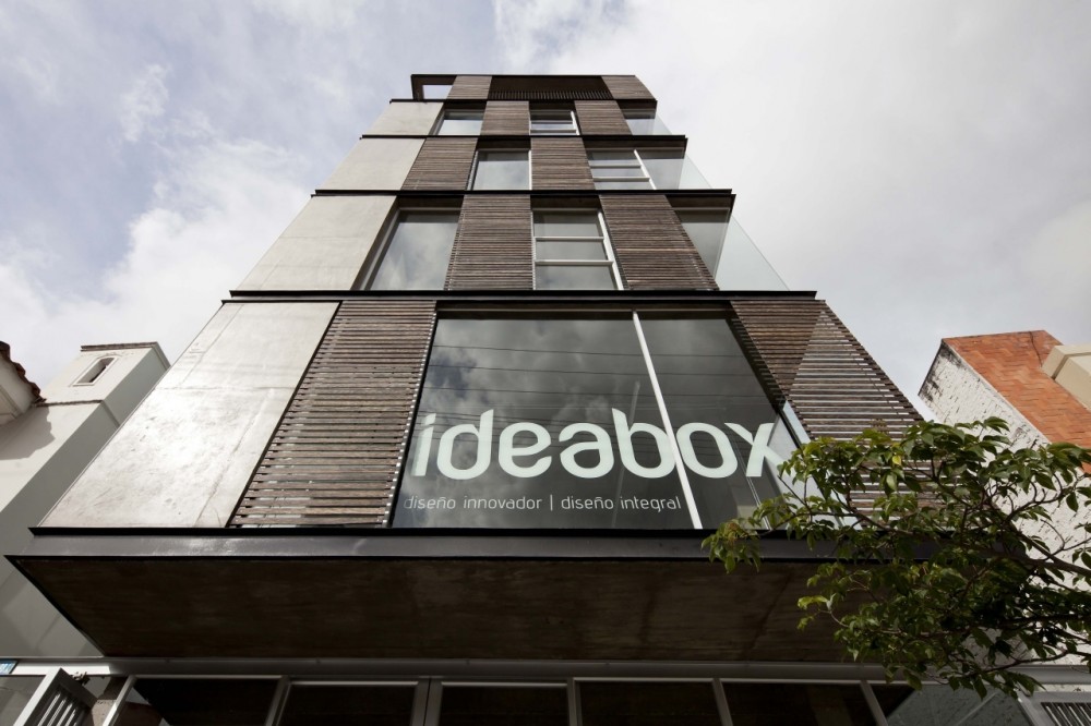 03 98 Building / Espinoza Carvajal Arquitectos