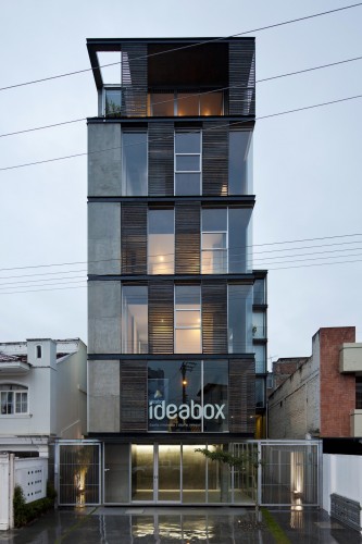 Edificio 03 98 / Espinoza Carvajal Arquitectos