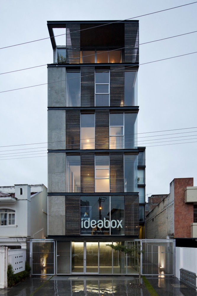 03 98 Building / Espinoza Carvajal Arquitectos