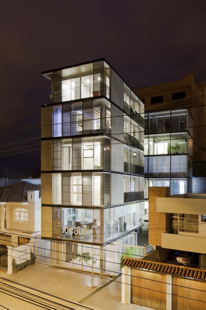 03 98 Building / Espinoza Carvajal Arquitectos