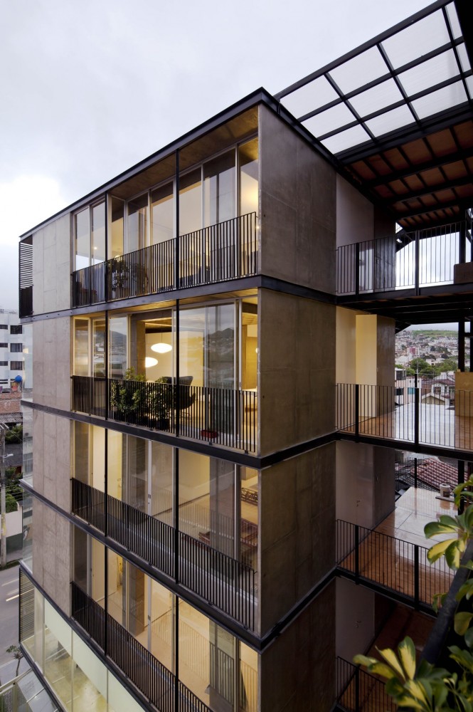 03 98 Building / Espinoza Carvajal Arquitectos