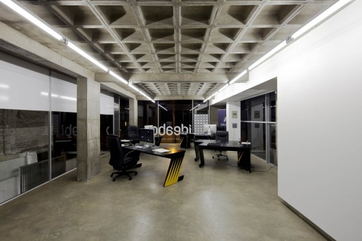 Edificio 03 98 / Espinoza Carvajal Arquitectos