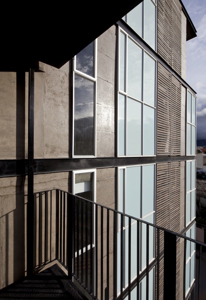 03 98 Building / Espinoza Carvajal Arquitectos