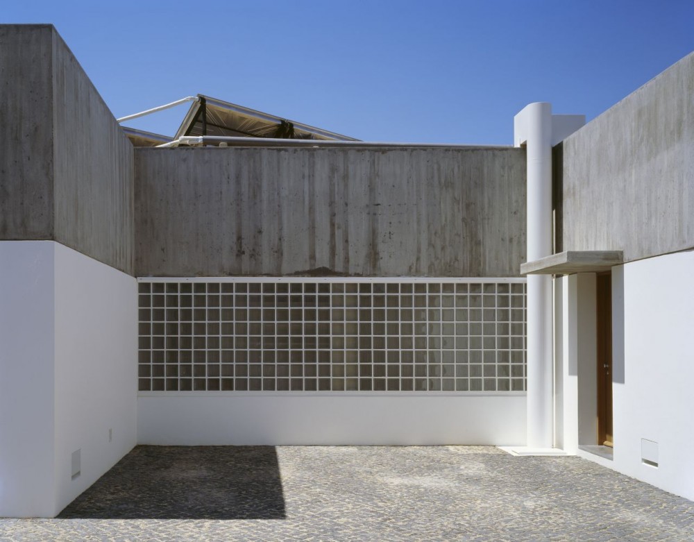 House in Azóia / Steven Evans + Ricardo Jacinto