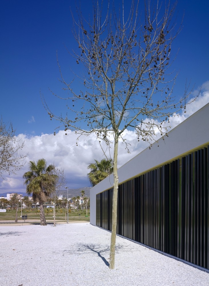 Rooms and Sports Facilities in a Park / GANA Arquitectura