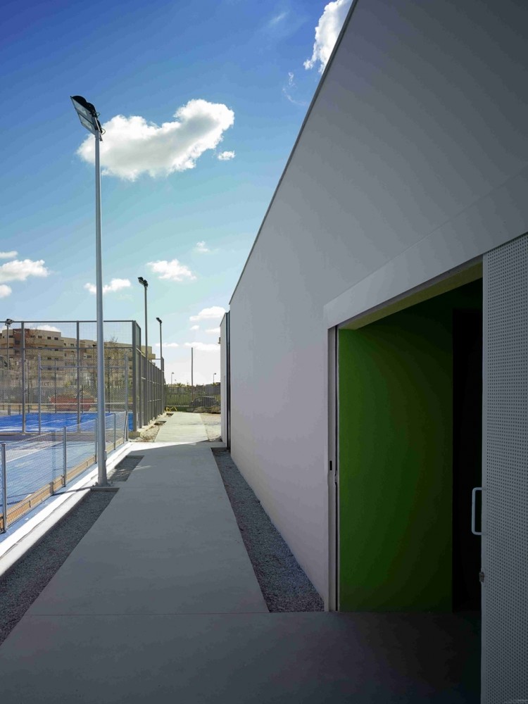 Rooms and Sports Facilities in a Park / GANA Arquitectura