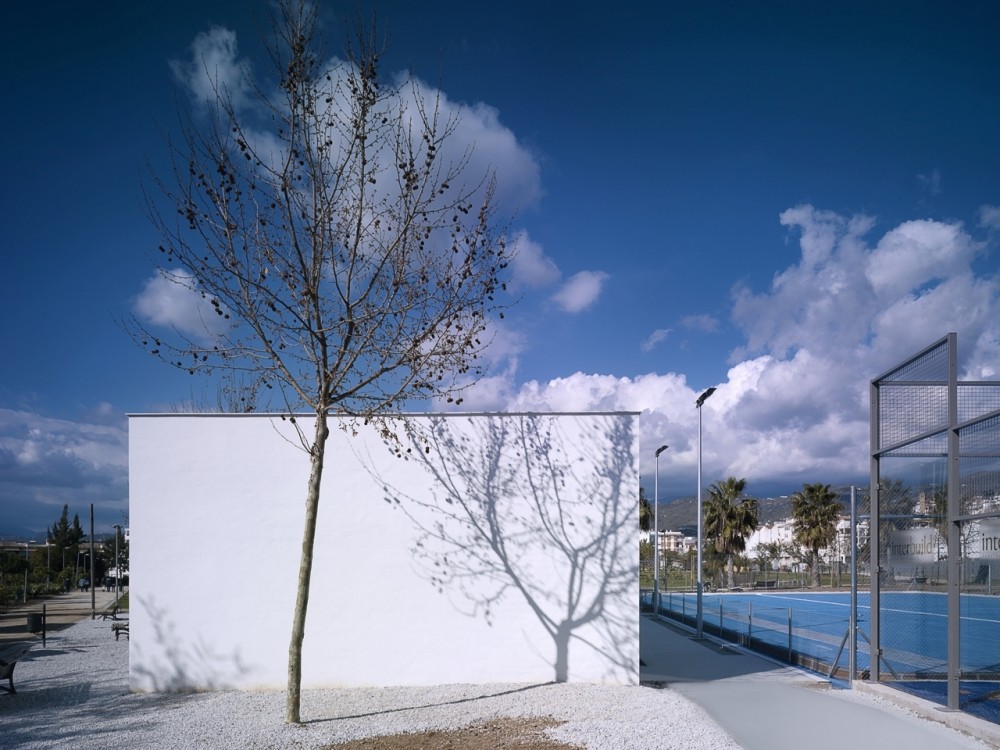 Rooms and Sports Facilities in a Park / GANA Arquitectura