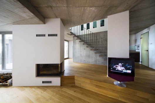 Summer house on pillars / Allhitecture
