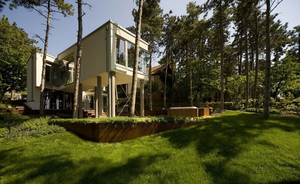 Summer house on pillars / munkacsoport.net