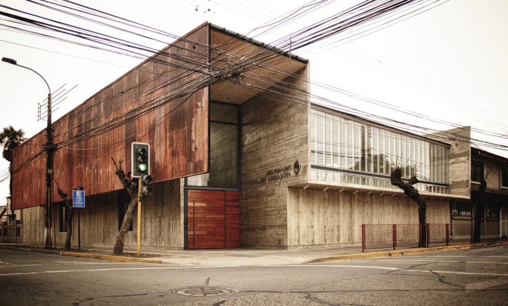 Curricular Administrative Building Lycée María Auxiliadora / SURco