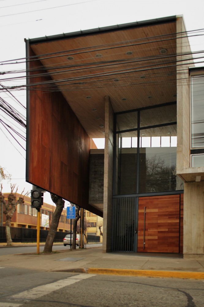 Curricular Administrative Building Lycée María Auxiliadora / SURco