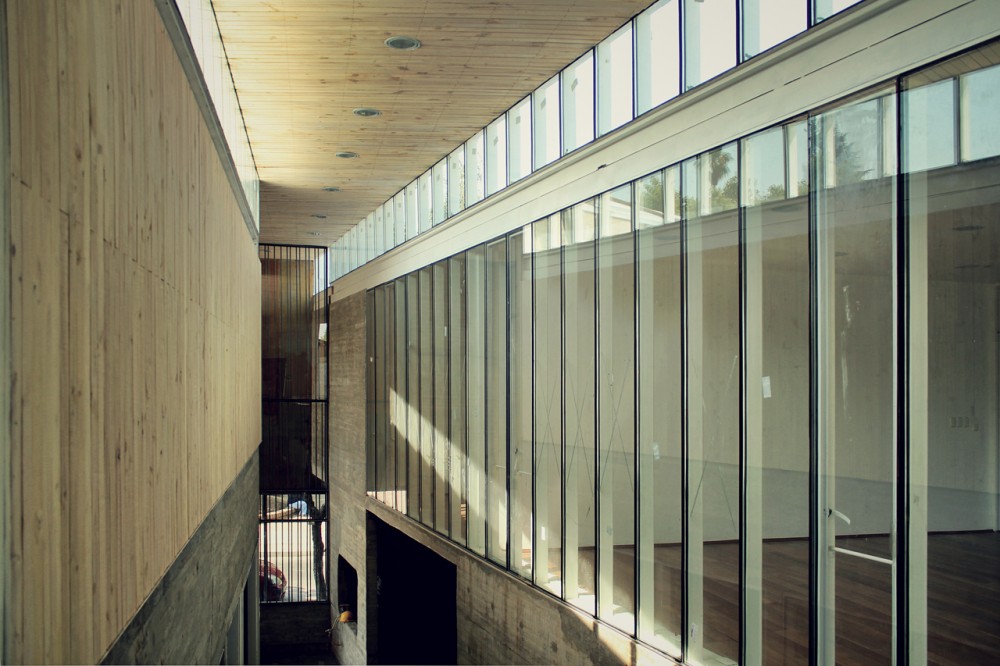 Curricular Administrative Building Lycée María Auxiliadora / SURco
