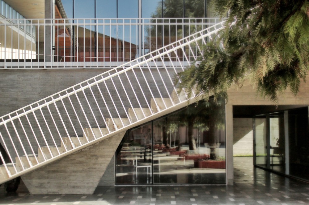 Curricular Administrative Building Lycée María Auxiliadora / SURco