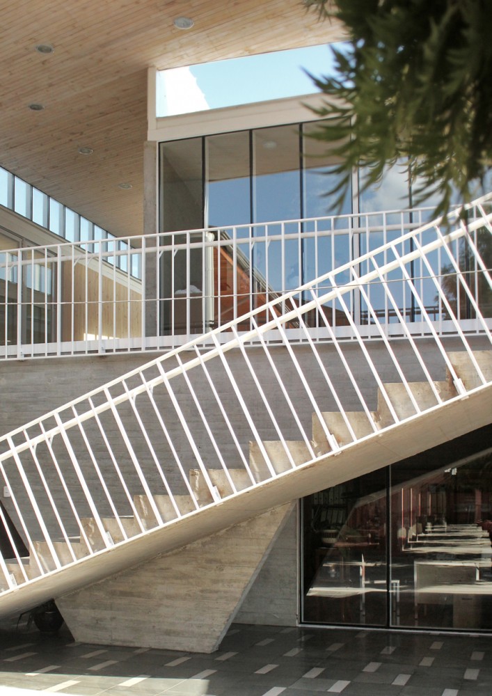 Curricular Administrative Building Lycée María Auxiliadora / SURco