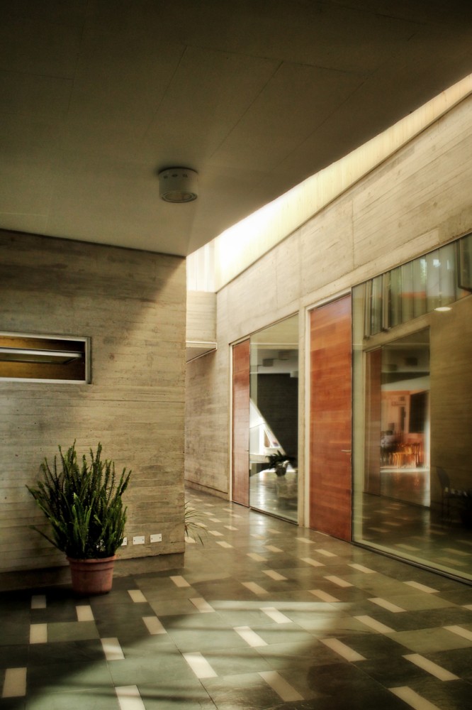Curricular Administrative Building Lycée María Auxiliadora / SURco