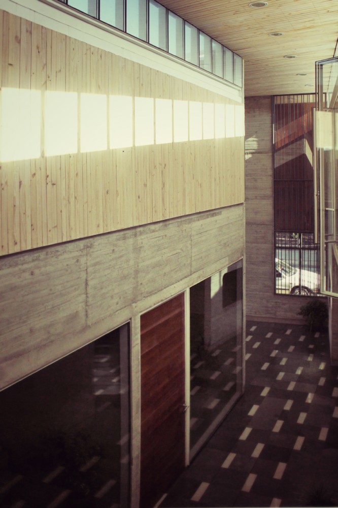 Curricular Administrative Building Lycée María Auxiliadora / SURco