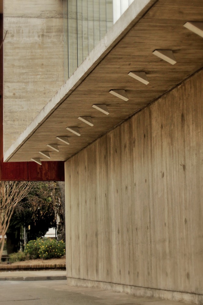 Curricular Administrative Building Lycée María Auxiliadora / SURco