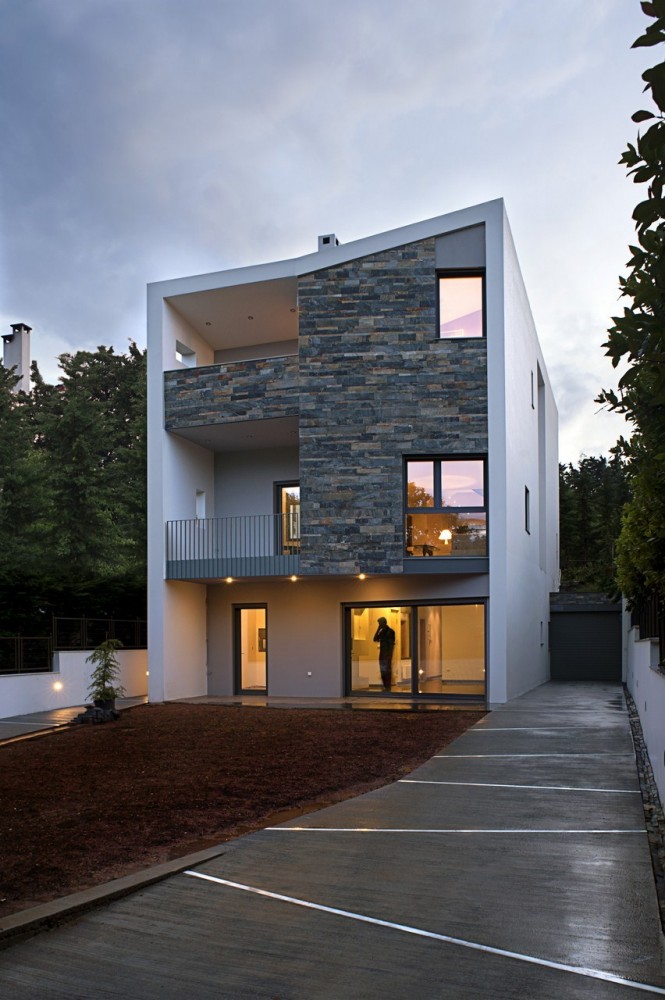 Cascading U Two-Family Residence / AREA