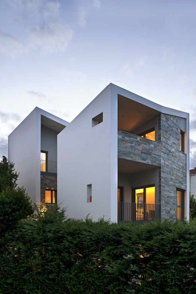 Cascading U Two-Family Residence / AREA