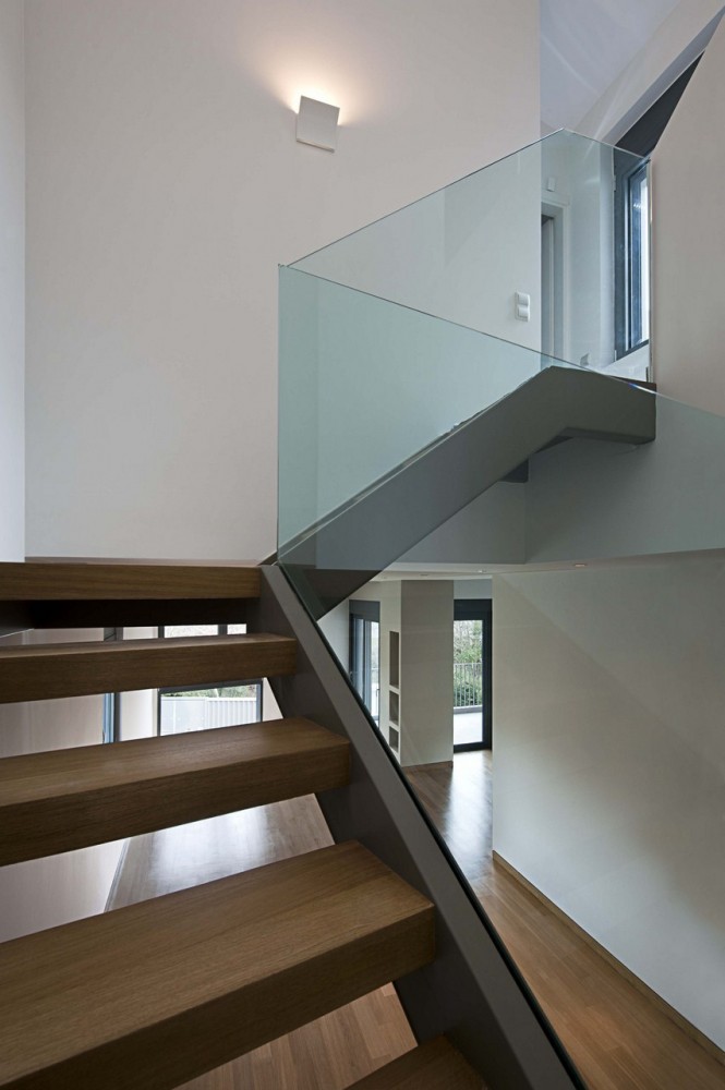 Cascading U Two-Family Residence / AREA