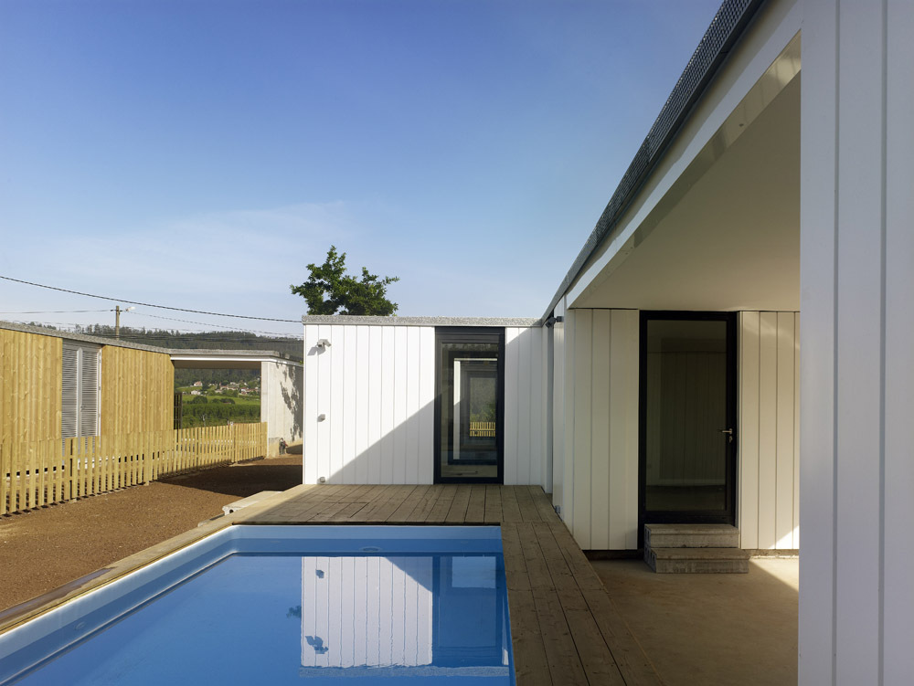 Seven Modular Housing in Covas / Salgado e Liñares Architects