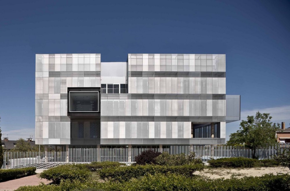 Fuencarral-El Pardo Police Station / Voluar Arquitectura
