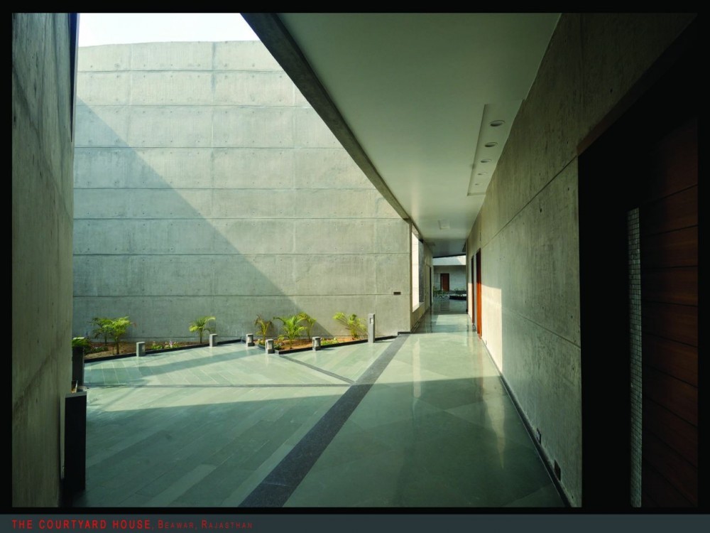 The Courtyard House  / Sanjay Puri Architects
