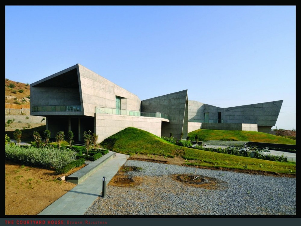 The Courtyard House  / Sanjay Puri Architects