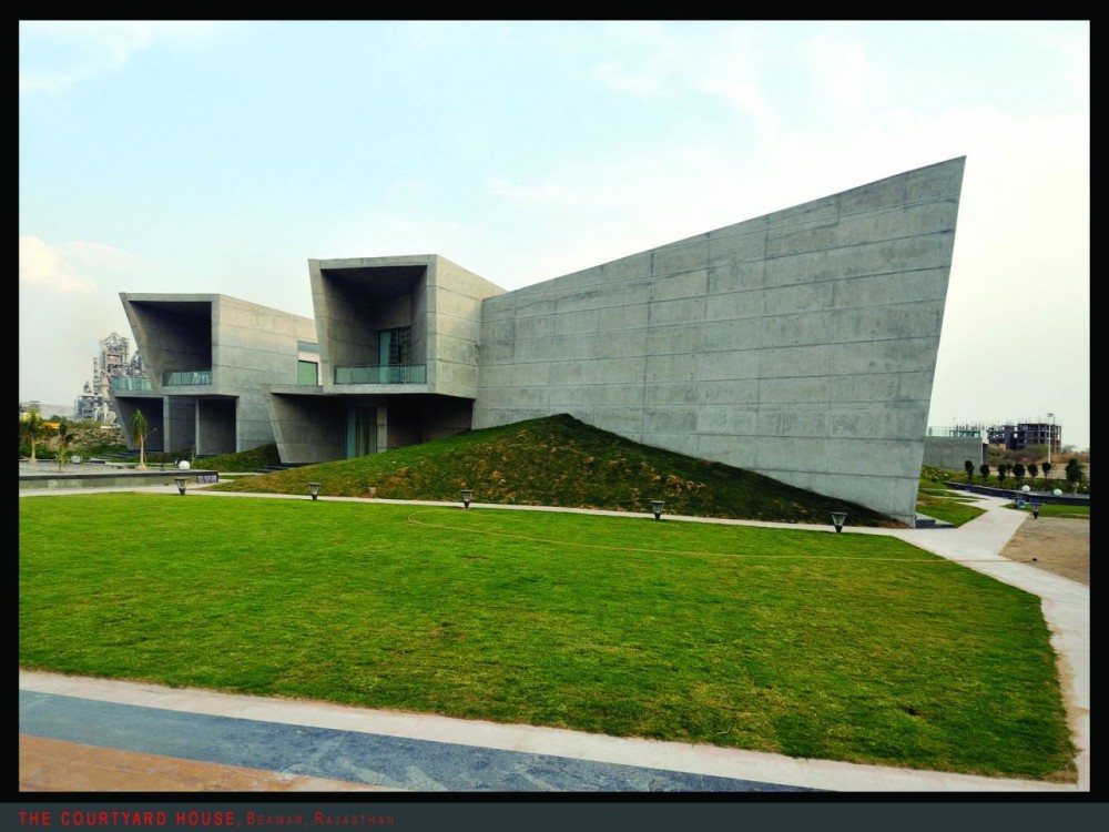 The Courtyard House  / Sanjay Puri Architects