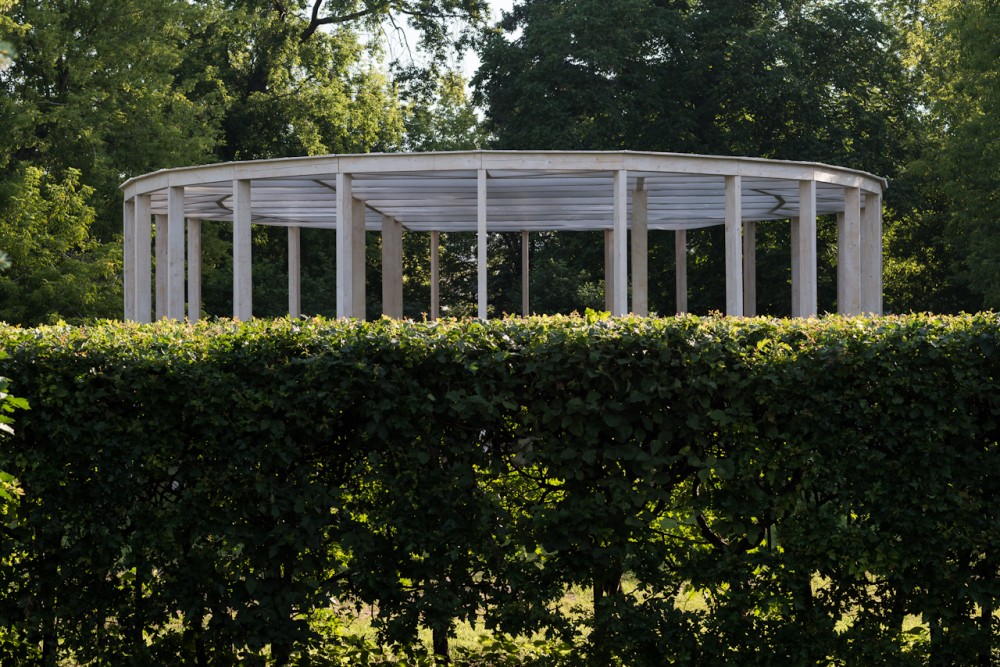 Oval shade in Gorky Park / Bureau Alexander Brodsky