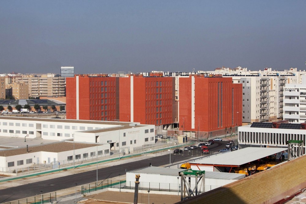 108 Dwellings in Polígono Aeropuerto / Enrique Abascal García