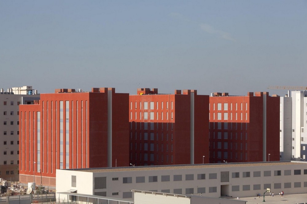 108 Dwellings in Polígono Aeropuerto / Enrique Abascal García