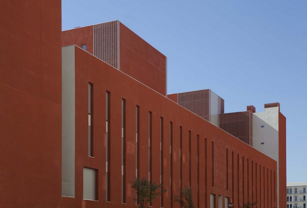 108 Dwellings in Polígono Aeropuerto / Enrique Abascal García