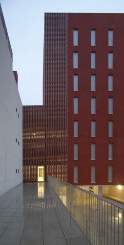 108 Dwellings in Polígono Aeropuerto / Enrique Abascal García