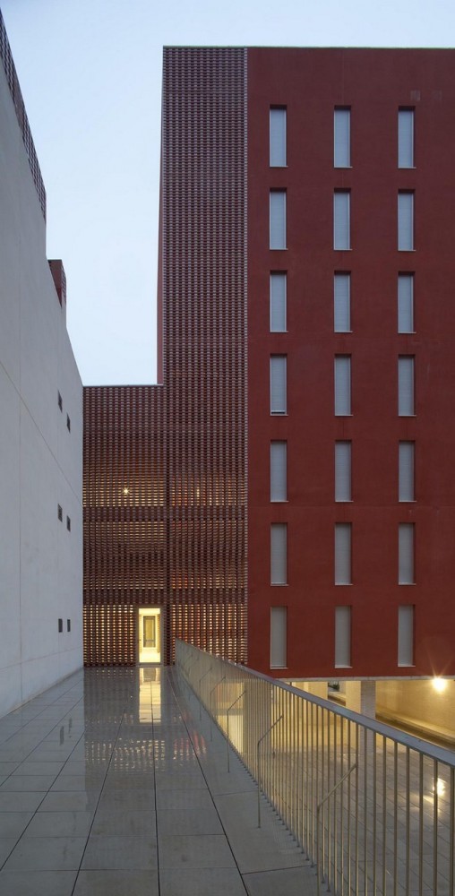 108 Dwellings in Polígono Aeropuerto / Enrique Abascal García