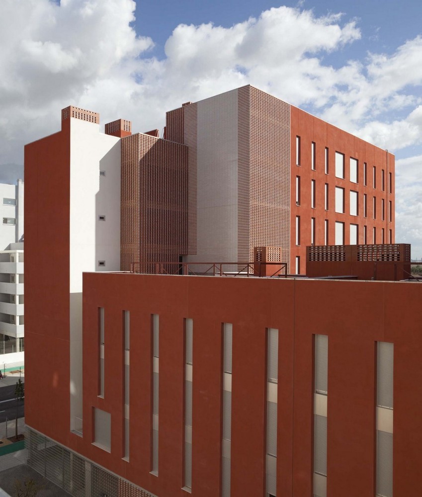 108 Dwellings in Polígono Aeropuerto / Enrique Abascal García