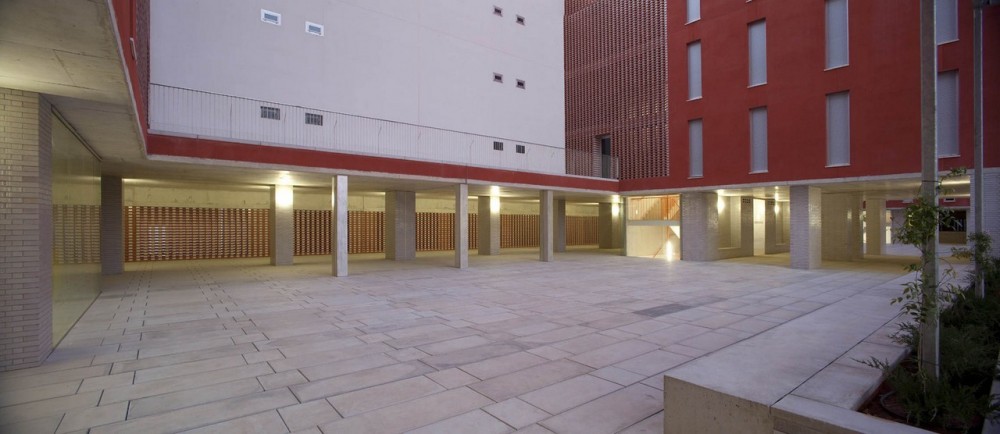 108 Dwellings in Polígono Aeropuerto / Enrique Abascal García