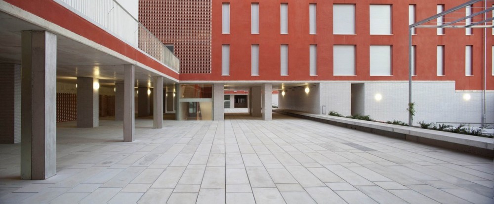 108 Dwellings in Polígono Aeropuerto / Enrique Abascal García